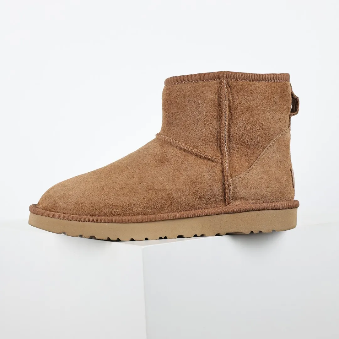 Pick up locally 💰540 Core recommendation Good price Cashmere insoles are a very suitable choice for keeping warm in winter and at home. In the new year, uug launched a series of styles, which are partial to the preferences of young consumers and have also moved to the forefront of fashion trends. Shoe body material Water-repellent coated suede upper 17mm UGGPURE™ implanted wool insole Lightweight non-slip comfortable rubber outsole With brand LOGO Trademark Comes with a full set of packaging Size: 35 36 37 38 39 40 41 42 43 44